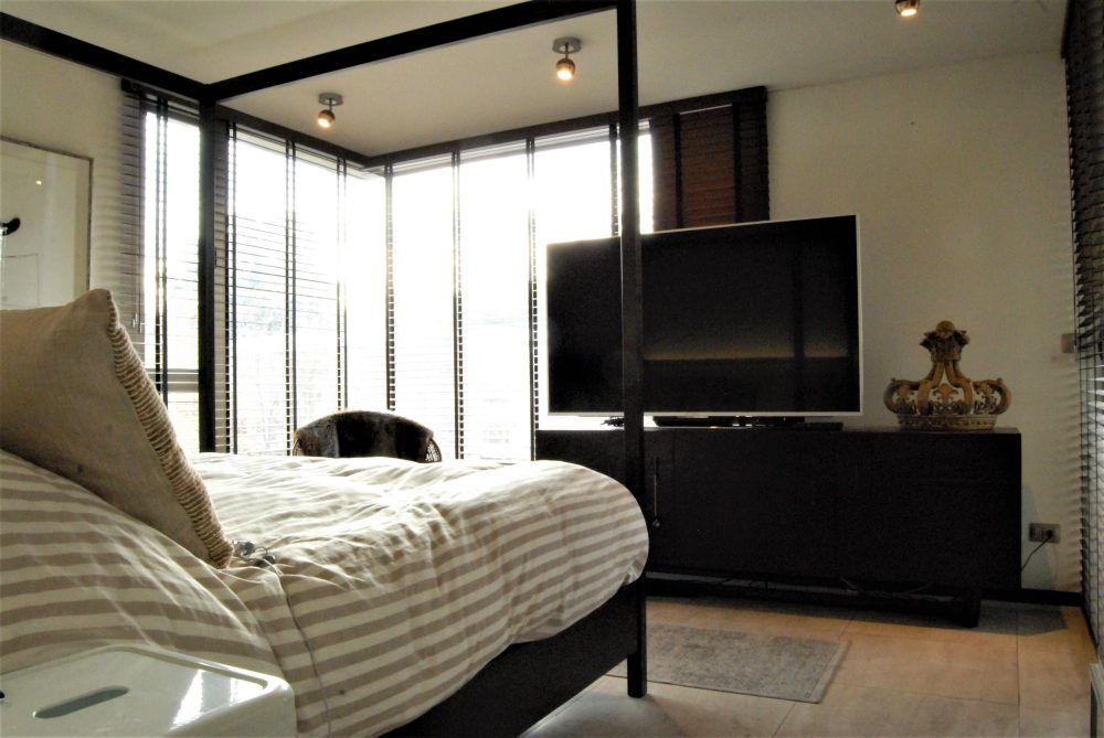 Cómodo y glamur en un dormitorio diseñado para la intimidad y descanso.